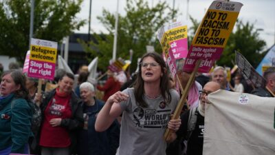 İngiltere'de 100’den fazla aşırı sağcı şiddet eyleminin planlandığı saatlerde karşıt