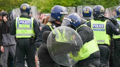 İngiltere'de şiddet eylemlerine karışan aşırı sağcıların "terörizm" suçlamasıyla yargılanabileceği bildirildi.