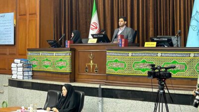 İran, 1953 yılında İngilizlerin kontrolündeki petrolü millileştiren Başbakan Muhammed Musaddık'ın