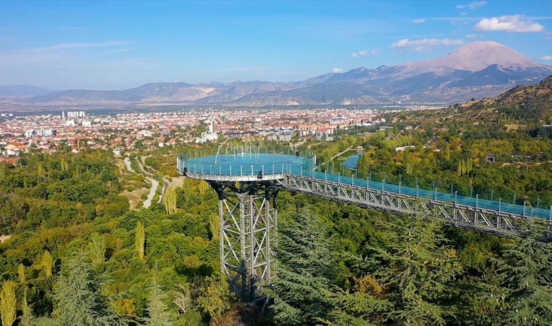 Isparta'da dağlık alanda 10 ay önce açılan Kirazlıdere Cam Seyir