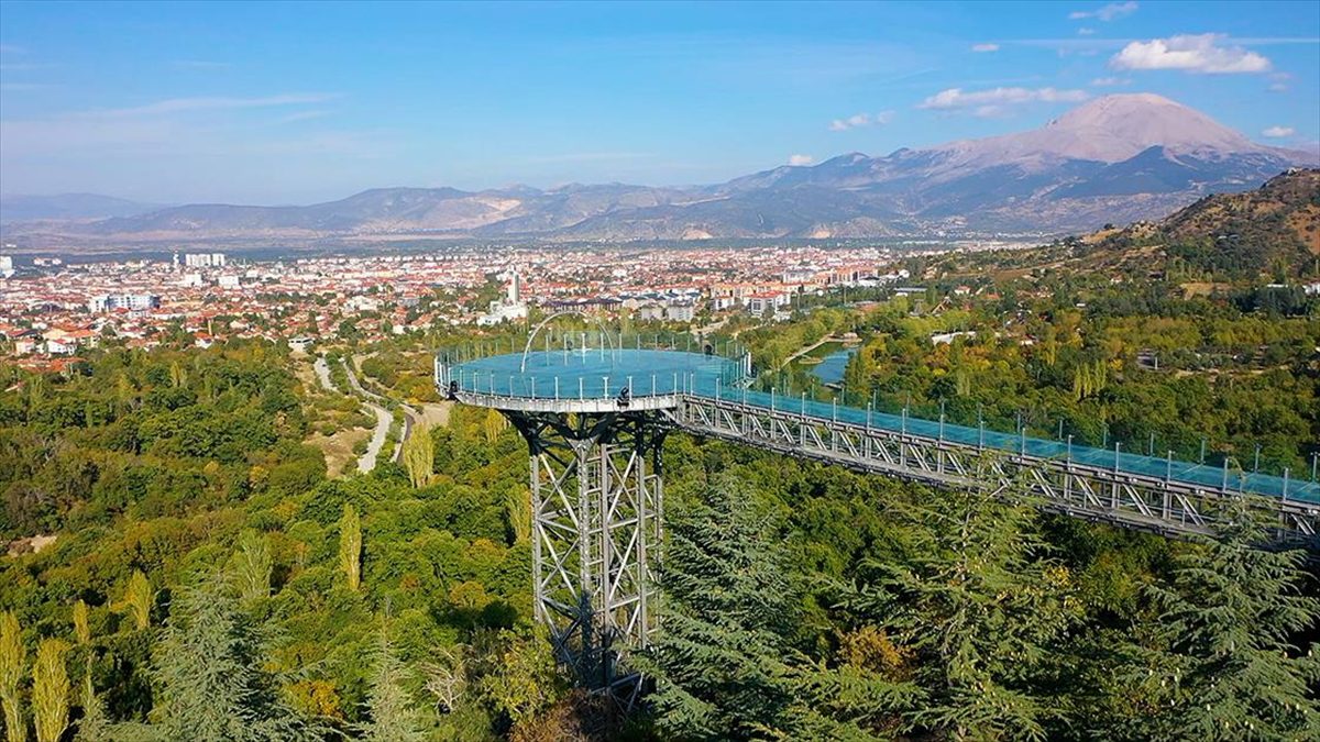 Isparta'da dağlık alanda 10 ay önce açılan Kirazlıdere Cam Seyir