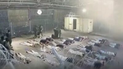 İsrail askerlerinin Negev Çölü'ndeki Sde Teiman gözaltı merkezinde tutulan bir