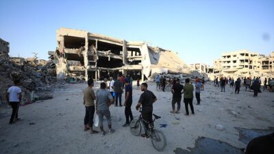 İsrail ordusunun Gazze Şeridi'nin kuzeyindeki Gazze kentinde yerinden edilen Filistinlilerin