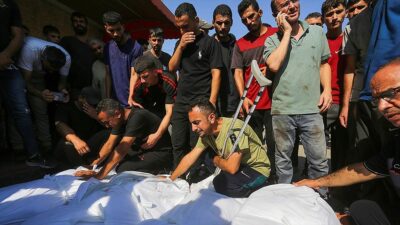 İsrail'in Gazze Şeridi'nin orta kesimindeki Nusayrat Mülteci Kampı'nı hedef aldığı