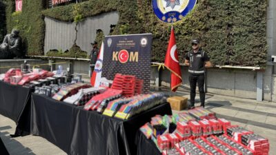 İstanbul'da düzenlenen operasyonda 1 milyon kaçak kırtasiye malzemesi ele geçirildi,