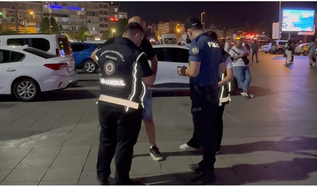 İstanbul'un Fatih ilçesinde düzensiz göçmenlere yönelik denetim gerçekleştirildi.