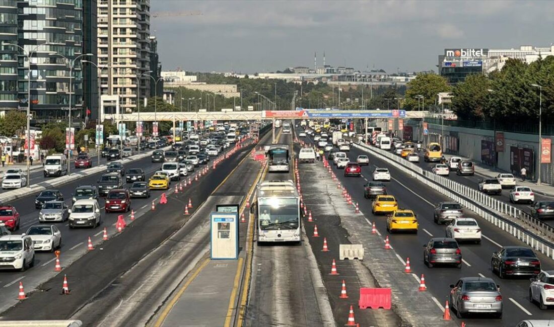 Avcılar ve Küçükçekmece arasındaki metrobüs hattında yapılan "Beyaz Yol" çalışması