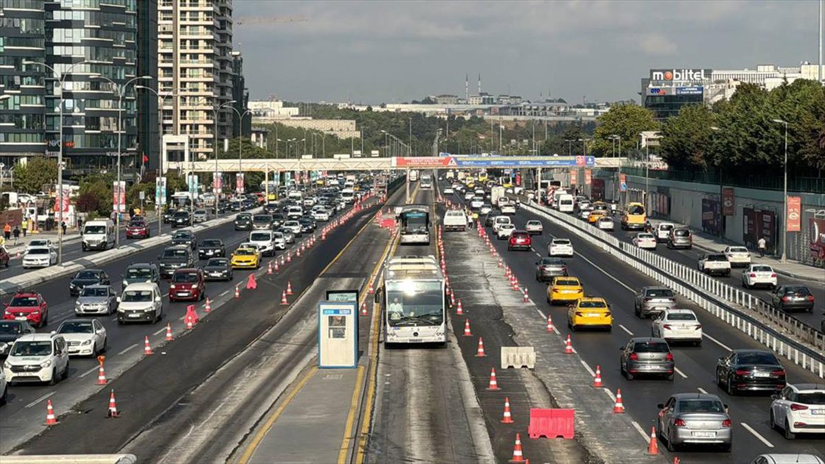Avcılar ve Küçükçekmece arasındaki metrobüs hattında yapılan "Beyaz Yol" çalışması