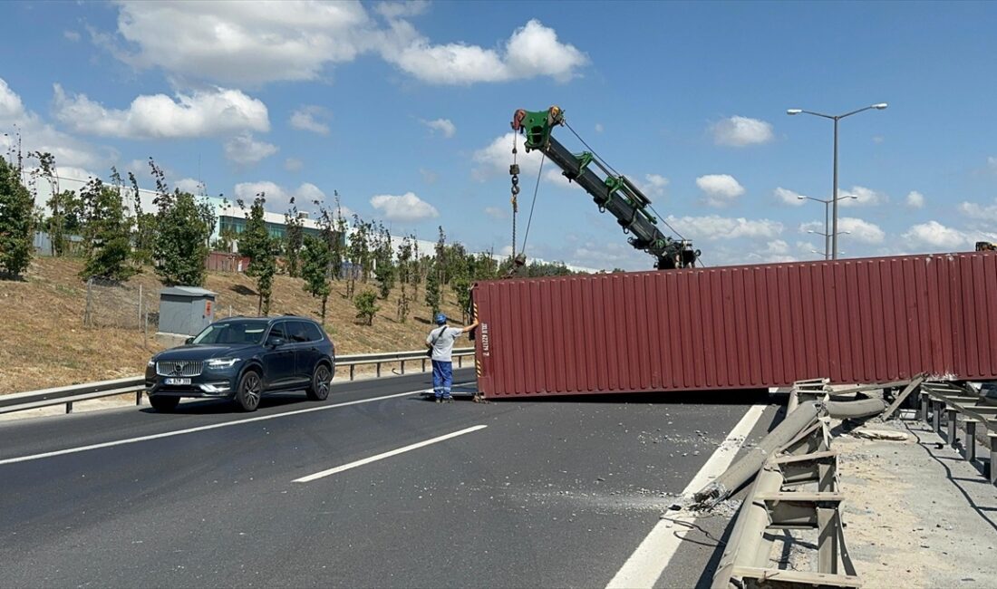 İSTANBUL (AA) – TEM Otoyolu Çatalca mevkisinde devrilen tır nedeniyle