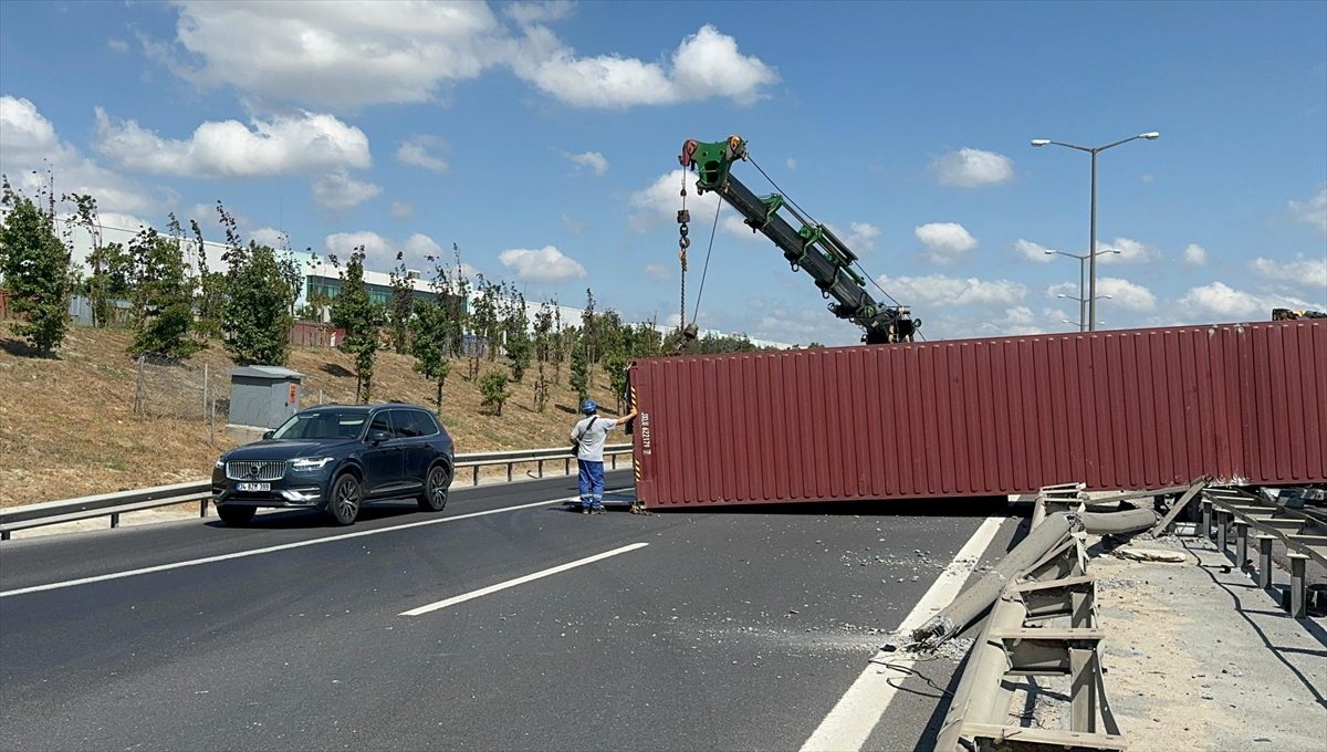 İSTANBUL (AA) – TEM Otoyolu Çatalca mevkisinde devrilen tır nedeniyle