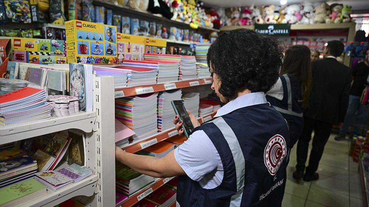 Ticaret Bakanlığı ekipleri okul alışverişlerinin yapıldığı başta zincir marketler ve