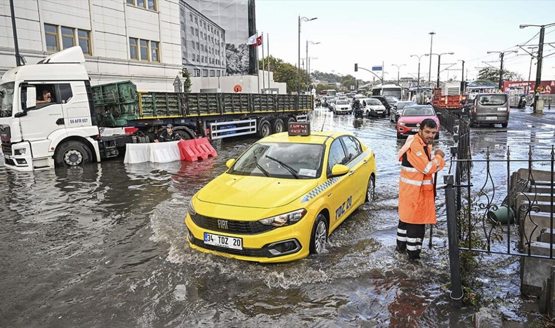 İstanbul'un bazı bölgelerinde etkili olan sağanak hayatı olumsuz etkiledi. Kentin