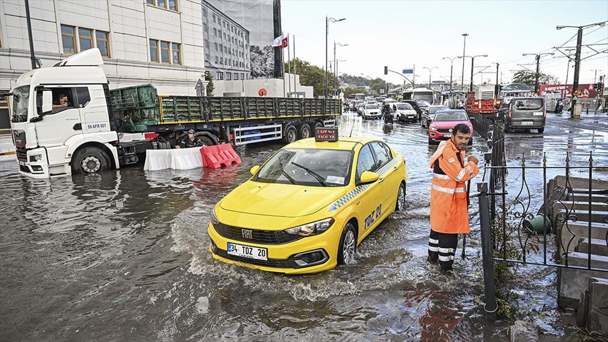 İstanbul'un bazı bölgelerinde etkili olan sağanak hayatı olumsuz etkiledi. Kentin