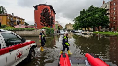 İtalya'da etkili olan yoğun yağış nedeniyle yaşanan sel ve toprak