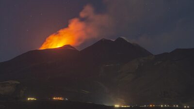 İtalya'nın güneyinde bulunan aktif yanardağlardan Etna, lav püskürtmeye başladı.