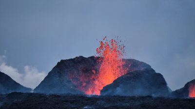 İzlanda'nın güneybatısında Reykjanes Yarımadası'nda bulunan bir yanardağın, patlayarak lav ve