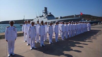 Korvet personeli ve ailelerinin duygusal anlar yaşadığı tören sonrasında bir