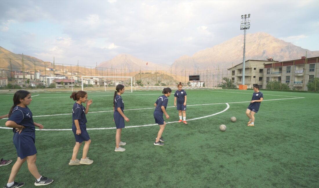 - Kadın futbolunu desteklemek ve kız çocuklarının yaşadıkları zorluklar konusunda