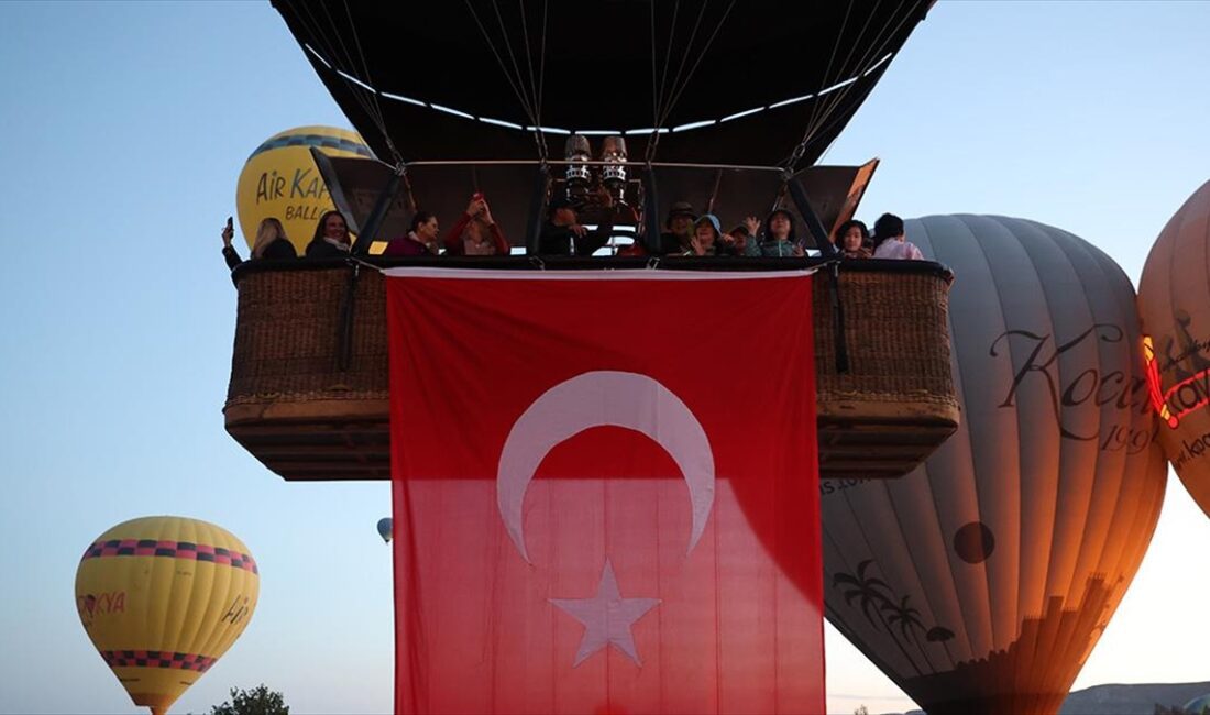 Kapadokya bölgesindeki sıcak hava balonları, 30 Ağustos Zafer Bayramı dolayısıyla