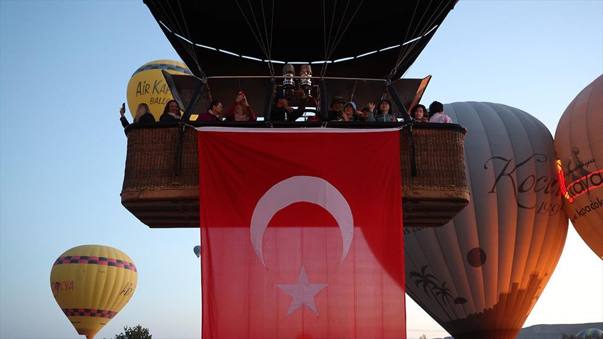 Kapadokya bölgesindeki sıcak hava balonları, 30 Ağustos Zafer Bayramı dolayısıyla