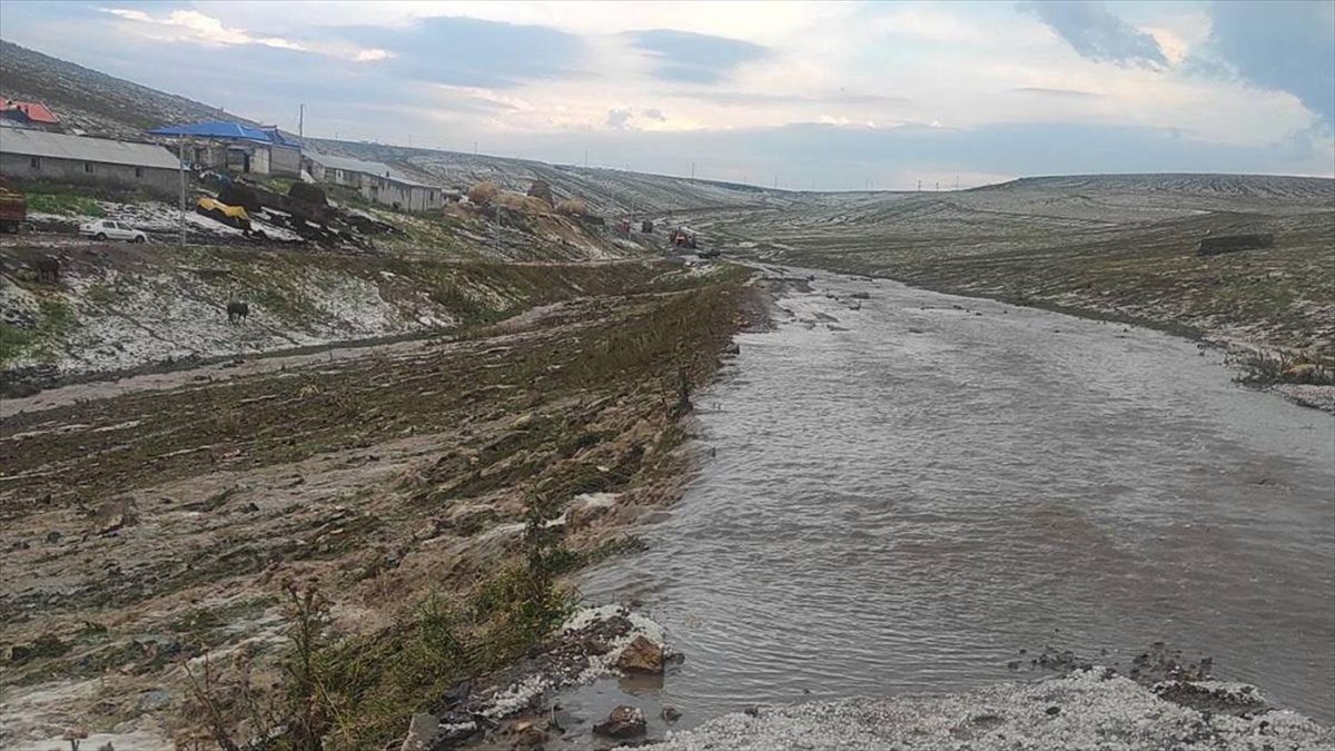 Kars'ın Susuz ilçesinde, sel dolayısıyla bazı ev ve ahırlarda hasar