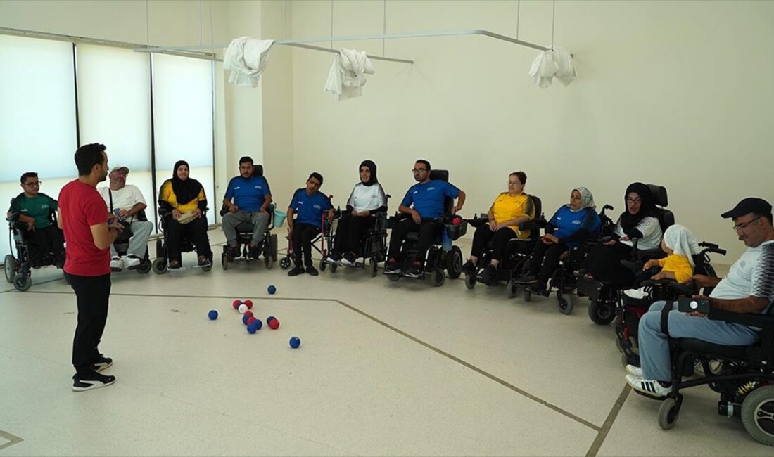 Gaziantep Boccia Takımı'nın kas hastası sporcuları, yaptıkları branşla "sosyalleşiyor ve