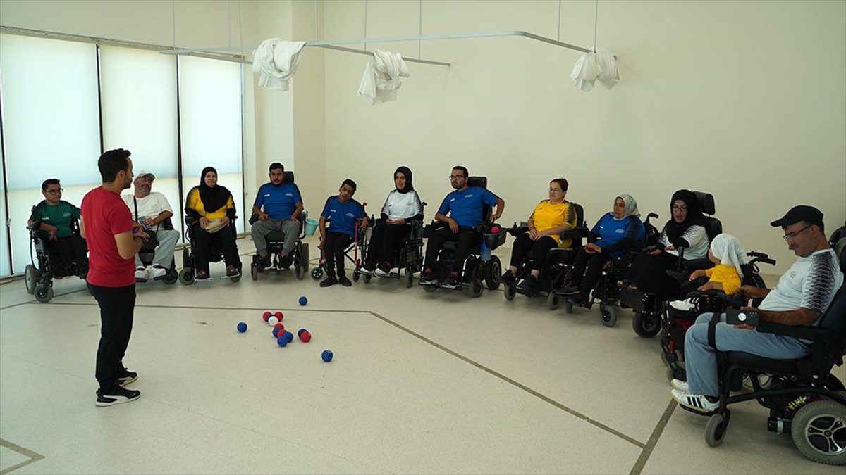 Gaziantep Boccia Takımı'nın kas hastası sporcuları, yaptıkları branşla "sosyalleşiyor ve