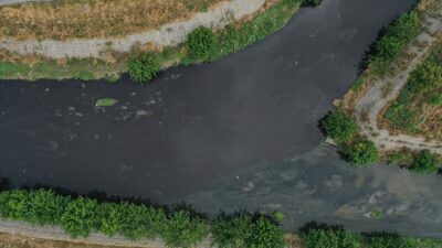 Bursa'da, sanayi ve evsel atıklar nedeniyle kötü kokusu ve simsiyah