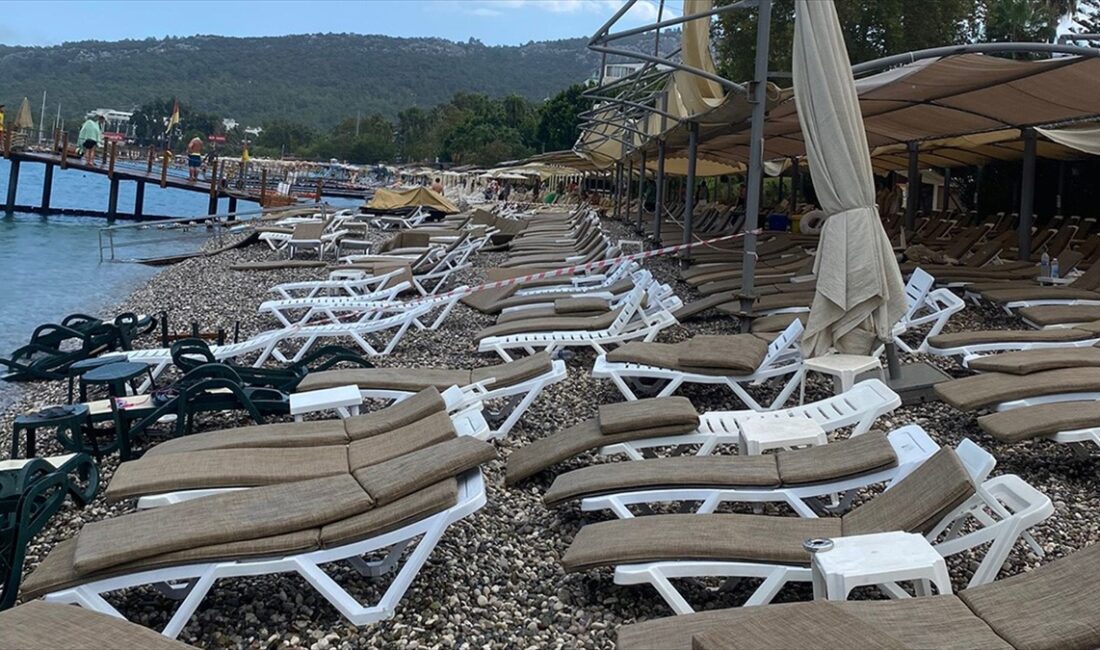 Antalya'nın Kemer ilçesinde, kısa süreli etkili olan kuvvetli fırtına nedeniyle