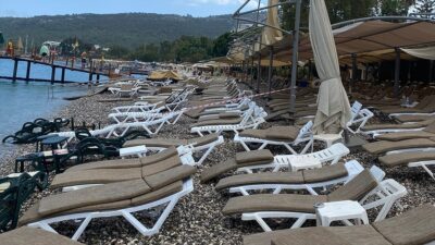 Antalya'nın Kemer ilçesinde, kısa süreli etkili olan kuvvetli fırtına nedeniyle