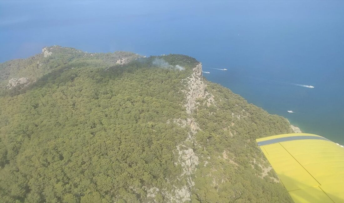 Antalya'nın Kemer ilçesinde, yıldırım düşmesi sonucu iki noktada birden çıkan
