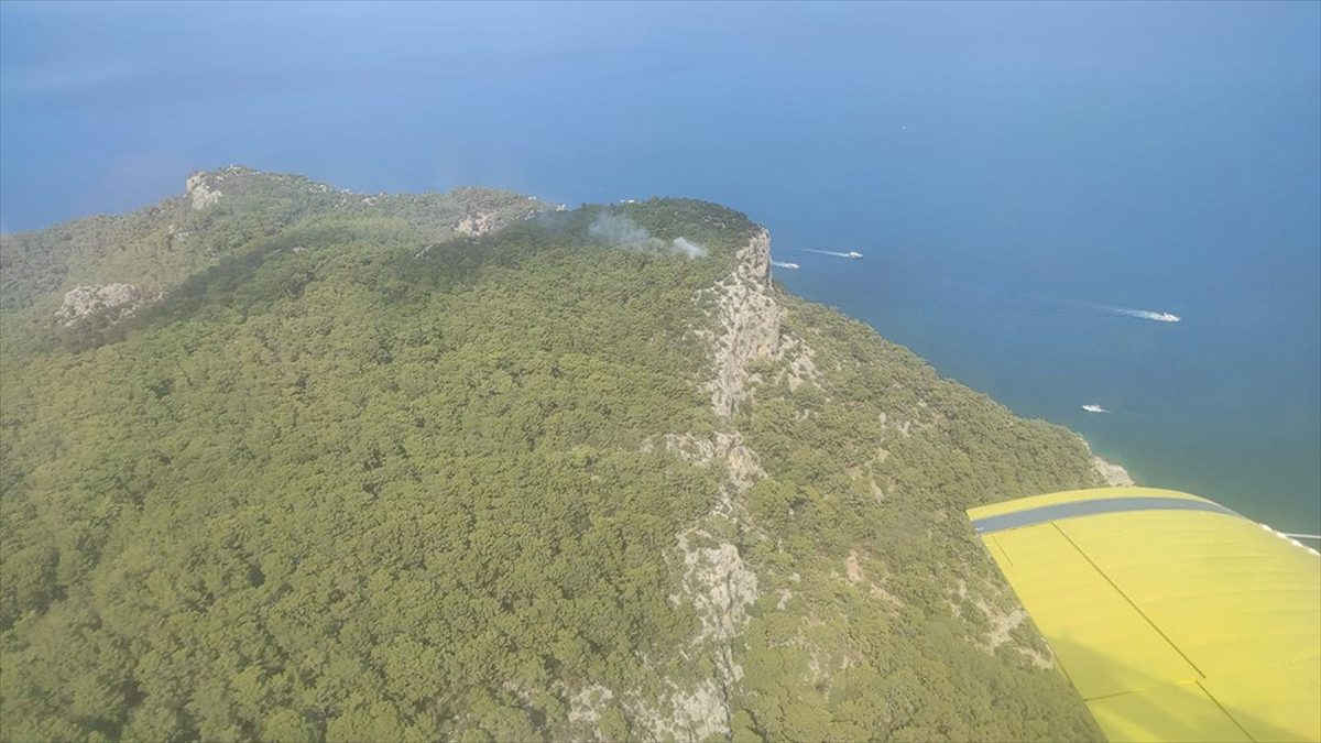 Antalya'nın Kemer ilçesinde, yıldırım düşmesi sonucu iki noktada birden çıkan