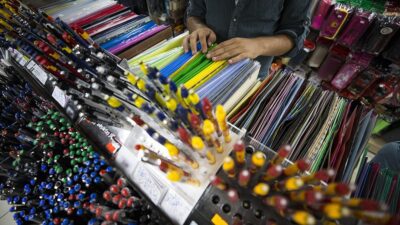 Ders zilinin çalmasına sayılı günler kala veli ve öğrencilerin alışveriş