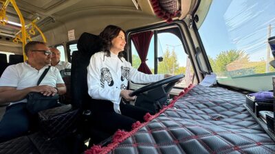 Konya'da babasının şehir içi toplu taşıma minibüsünde şoförlüğe başlayan sosyoloji