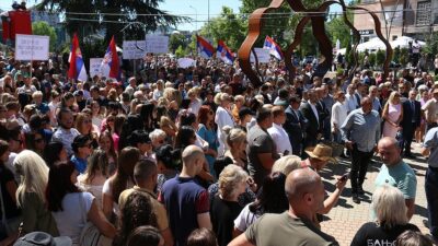 KOSOVA (AA) – Kosova’nın kuzeyindeki Mitroviça’da Sırplar gösteri düzenledi. Sırpların