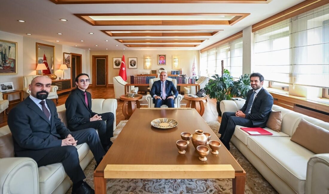 Kültür ve Turizm Bakanı Mehmet Nuri Ersoy, genç piyanist Eren