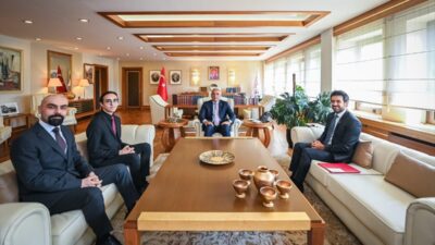 Kültür ve Turizm Bakanı Mehmet Nuri Ersoy, genç piyanist Eren