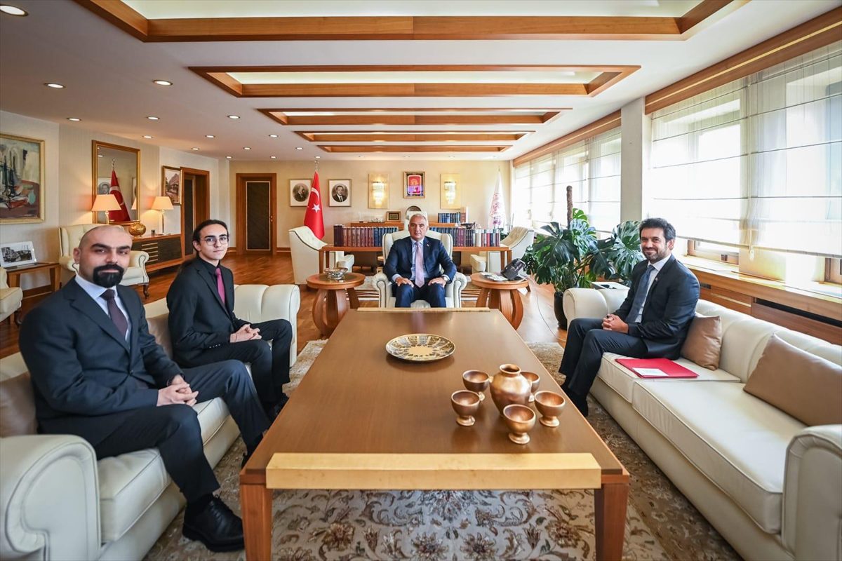 Kültür ve Turizm Bakanı Mehmet Nuri Ersoy, genç piyanist Eren