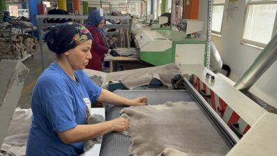 Tekirdağ'da bir firma, kuzu derisinden ürettiği kürklerden tasarladığı kaban, mont,