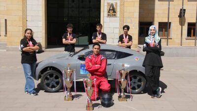 Ankaralı "Cereyan EC" takımı, TÜBİTAK tarafından düzenlenen Liseler Arası Efficiency