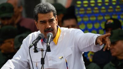 Venezuela Devlet Başkanı Nicolas Maduro, ellerindeki tüm tutanakları Venezuela Yüksek