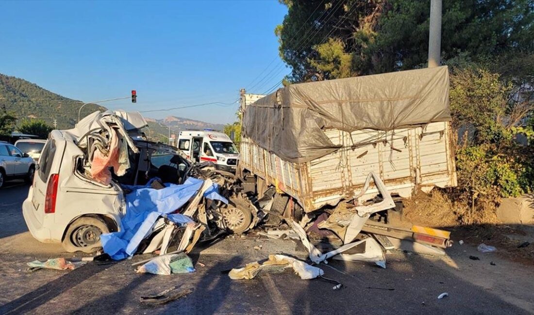 Manisa'nın Ahmetli ilçesinde park halindeki kamyona arkadan çarpan hafif ticari