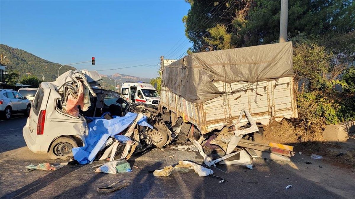 Manisa'nın Ahmetli ilçesinde park halindeki kamyona arkadan çarpan hafif ticari