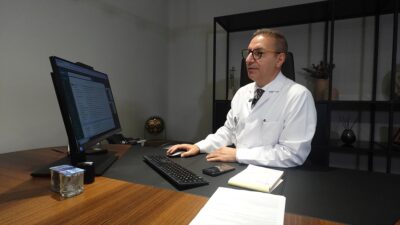 İSTANBUL (AA) – Medipol Sağlık Grubu doktorları, hastanın karnından 12