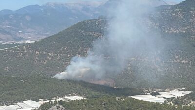 Mersin'in Bozyazı ilçesinde ormanlık alanda çıkan yangına havadan ve karadan