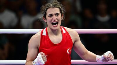 Boks kadınlar 57 kiloda mücadele eden Esra Yıldız Kahraman, yarı