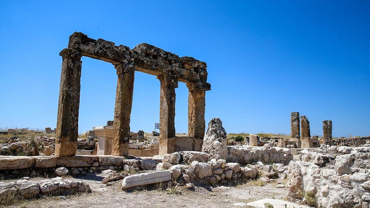Uşak'ın Ulubey ilçesindeki Blaundos Antik Kenti'nde bulunan, mitolojide tarım ve