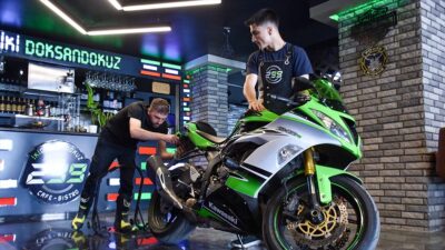 Van'ın İpekyolu ilçesinde motosiklet tutkunu Hüseyin Süer'in açtığı kafeye gelenler,