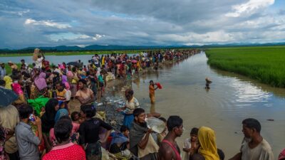 Myanmar'da ordunun saldırıları nedeniyle yüz binlerce Arakanlı Müslüman'ın (Rohingya) evlerini