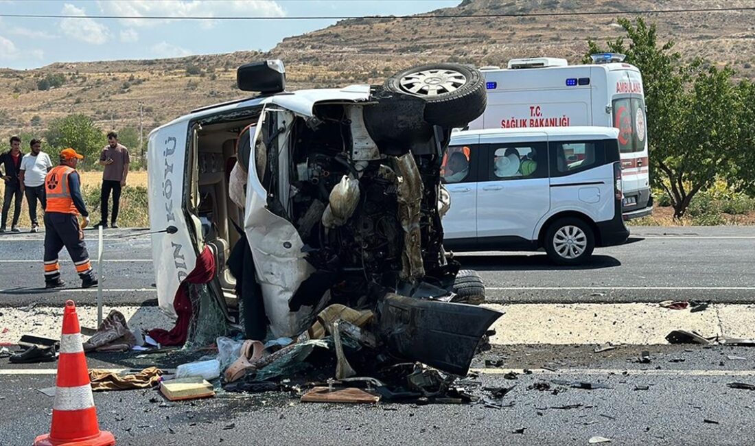 Nevşehir'de düğüne gidenlerin bulunduğu minibüs ile otomobilin çarpışması sonucu 2'si